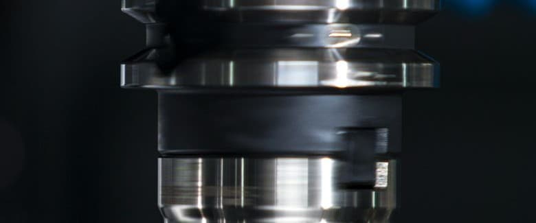 Máquina de mecanizado CNC en un entorno de producción