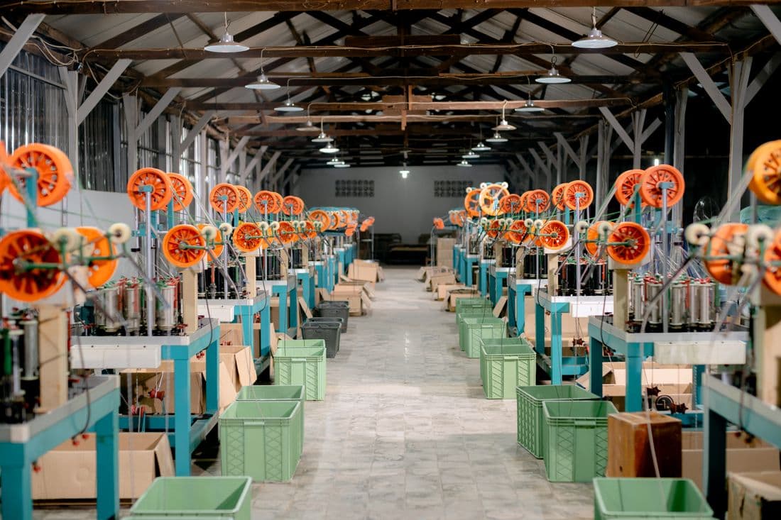 Máquinas sobre un suelo industrial
