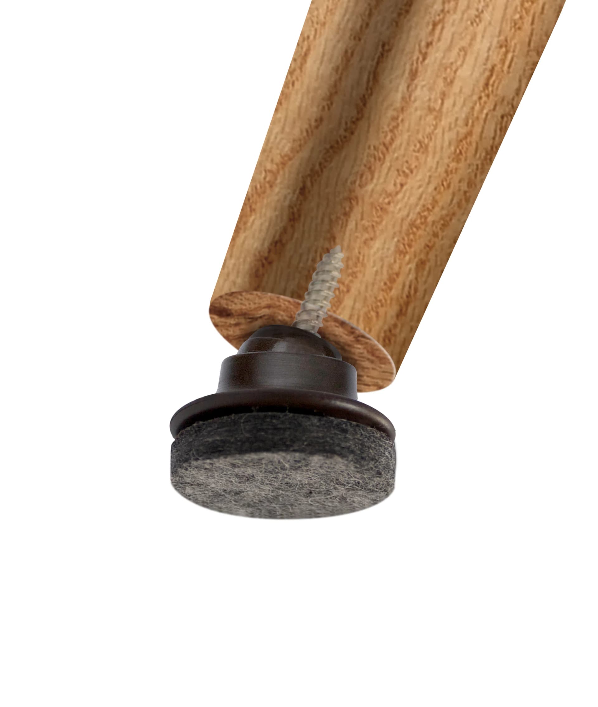 Deslizador atornillado con base de fieltro bajo una pata de silla de madera