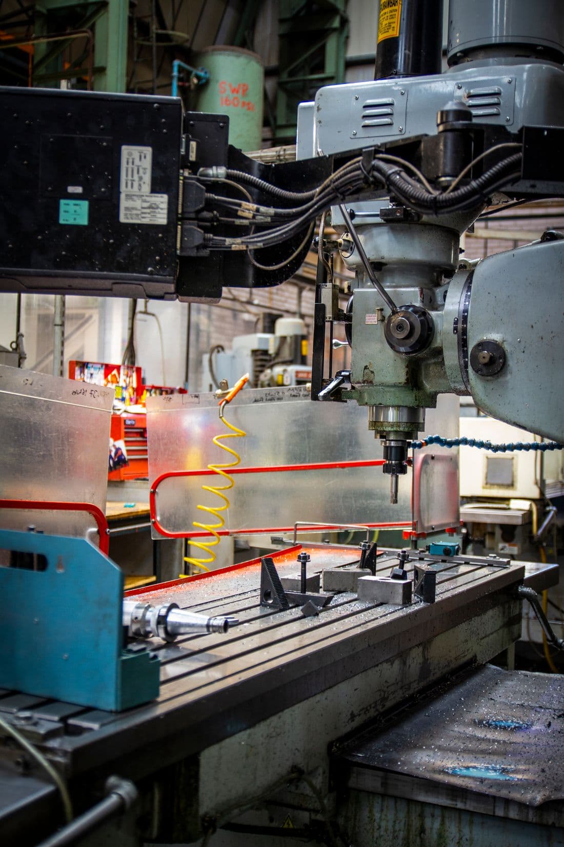 Máquina industrial que vibra y produce ruido durante el funcionamiento