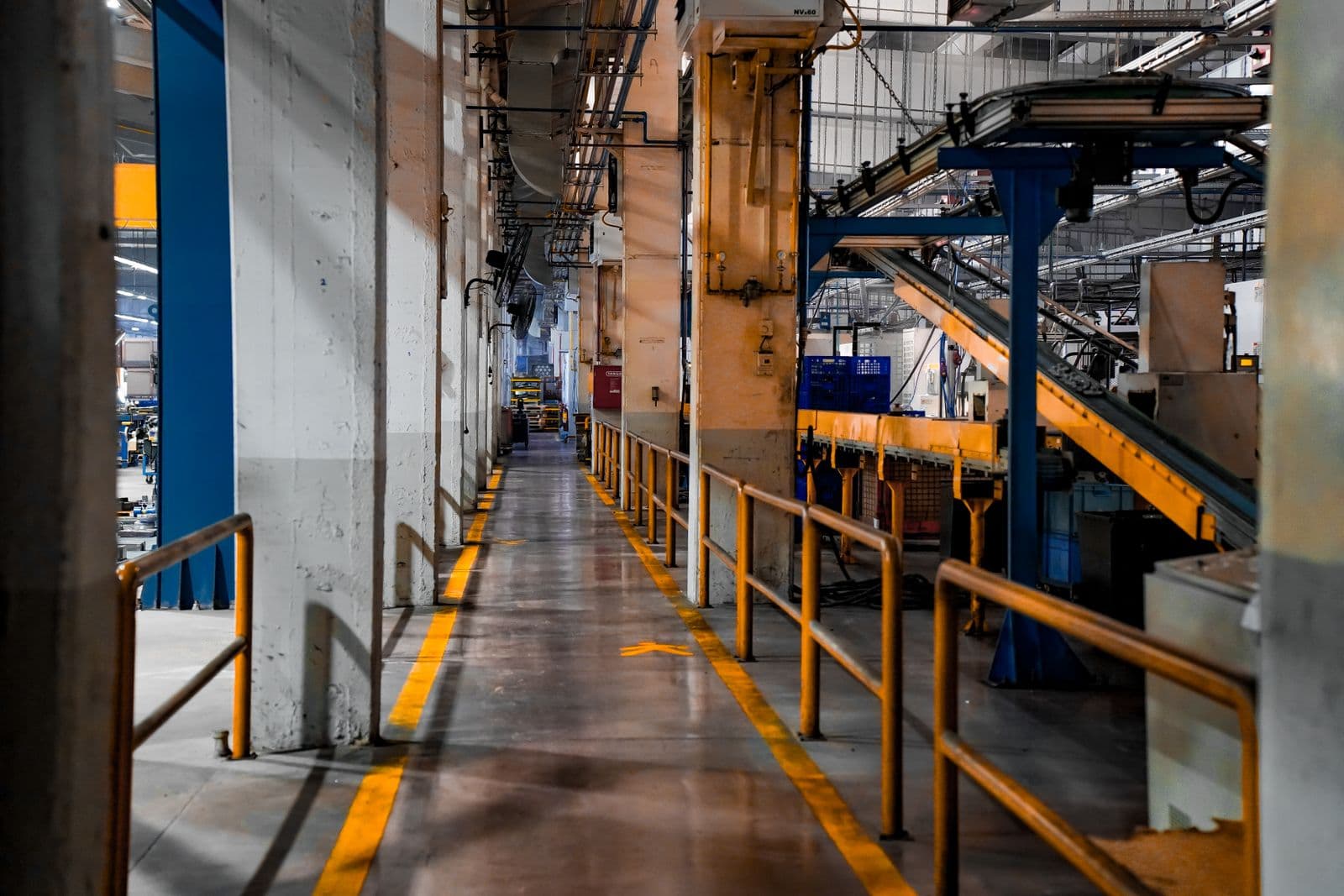 Entorno de producción industrial con componentes protegidos